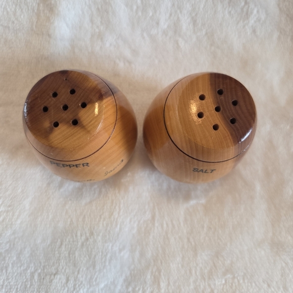 Vintage 2 Tone Wooden Barrel Salt And Pepper Shakers Collectible Logan Iowa - Picture 2 of 9